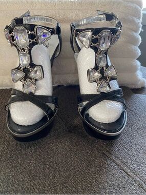 NWOT ~ WILD ROSE Black Jeweled Sandals 😍
